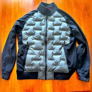 MEN'S KORSA AERO FILL BOMBER JACKET
DESIGNED BY ROAD RUNNER SPORTS